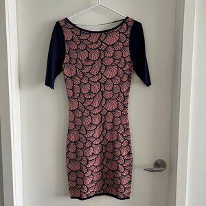2/$20🛍Vero Moda Fan Knit Dress Navy Dusty Rose Shell Pattern Size XS/S